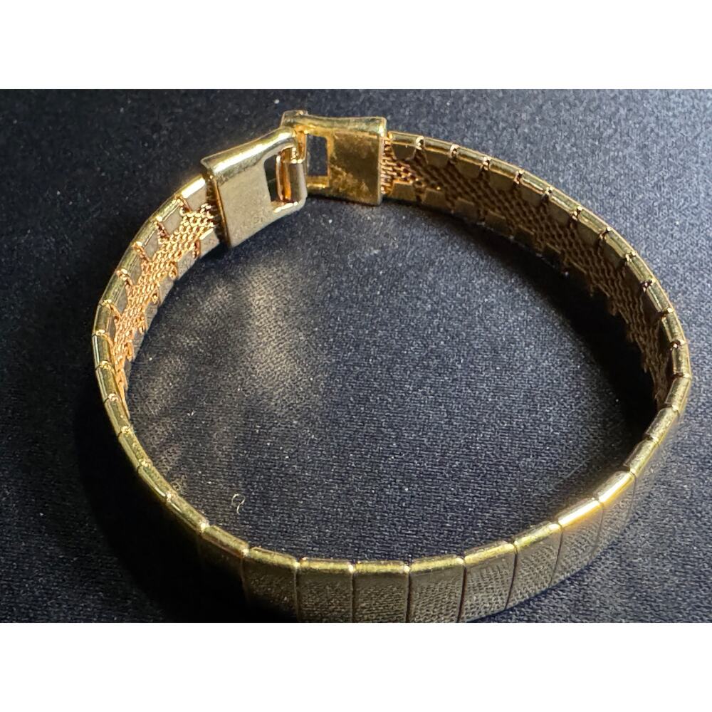 Trifari Gold Tone Panel Link Fold Over Clasp Bracelet Size 7 - Picture 4 of 6